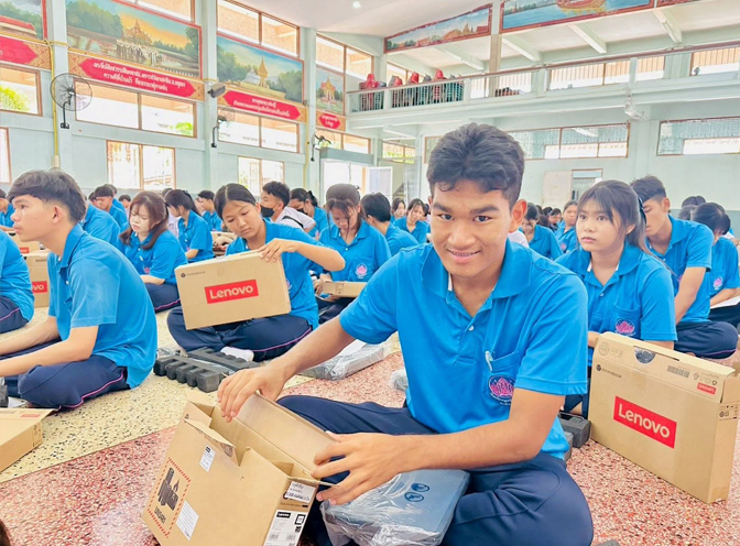 มอบอุปกรณ์การเรียนการสอน (Chromebook)